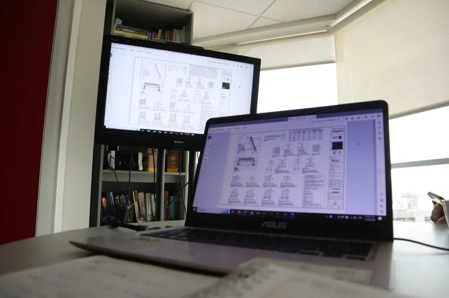 Pantallas con planos y diseños de un proyecto de ingeniería en revisión