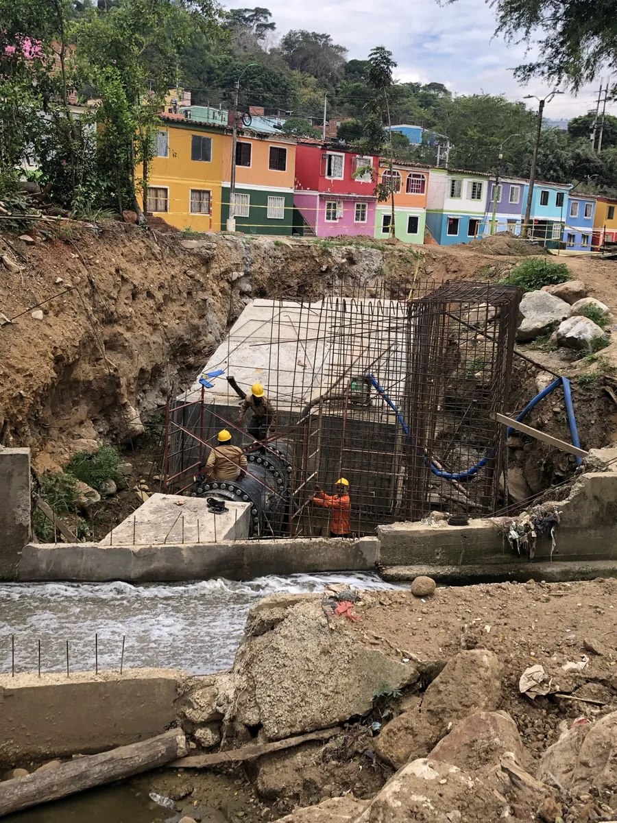 Obreros armando el refuerzo de una estructura de concreto en obra