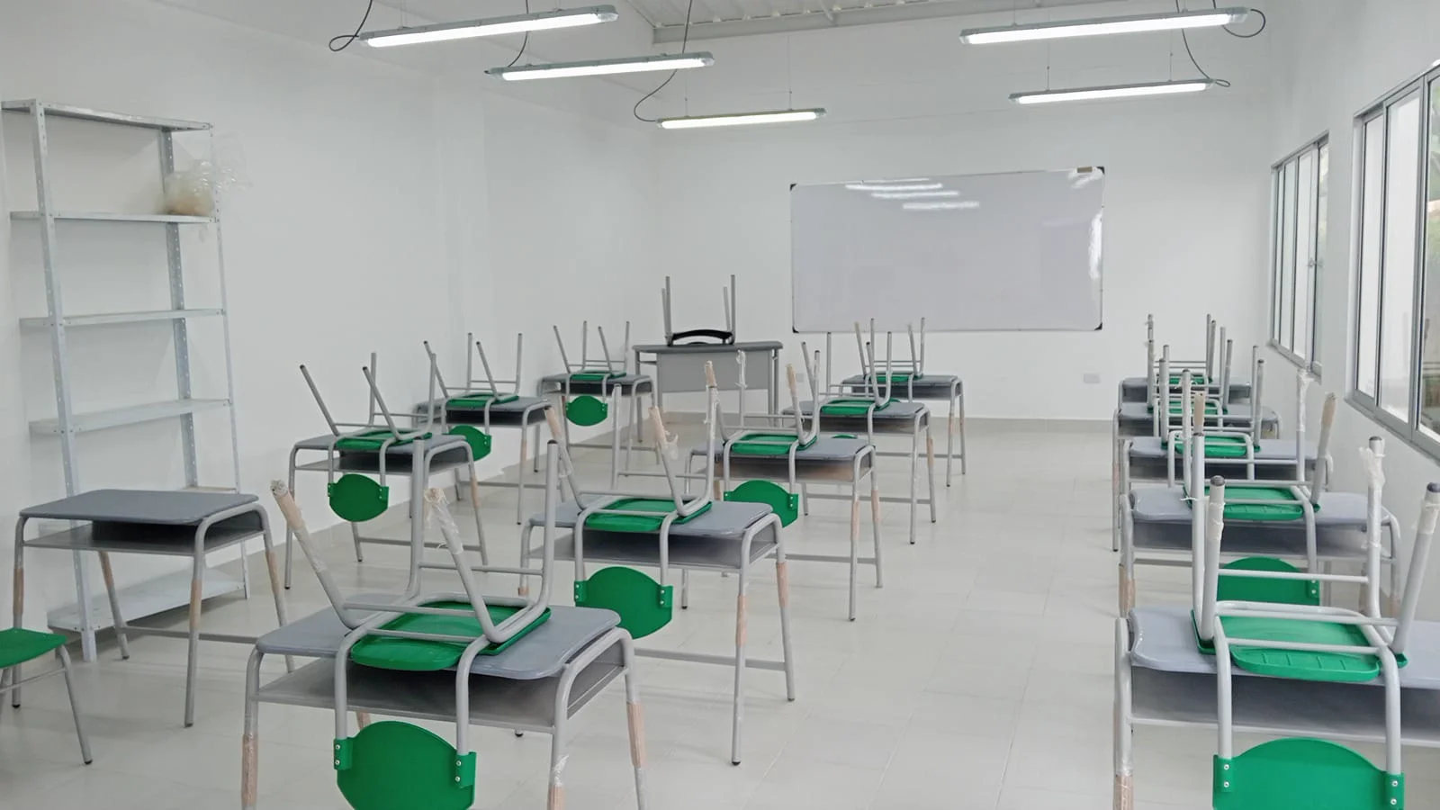 Aula entregada tras el mejoramiento de una institución educativa
